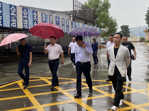 四川剑阁县人民政府领导一行到朗途瓷砖参观交流