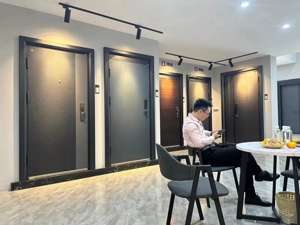 臻能水漆防护门福建宁德专卖店开业
