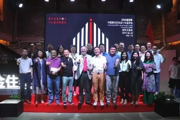 华鹏陶瓷8年深耕设计营销，率先布局泛家居