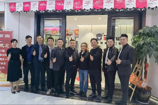 伊盾门窗董事长张龙伟一行走访华东区域店面