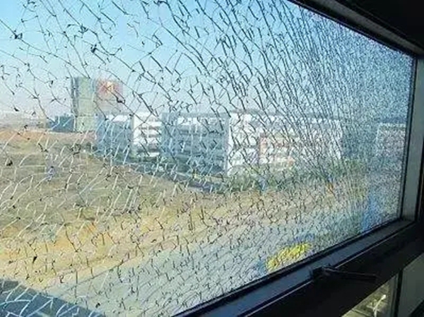 今天门窗:门窗这样选,不再怕大面积门窗玻璃自爆和起雾