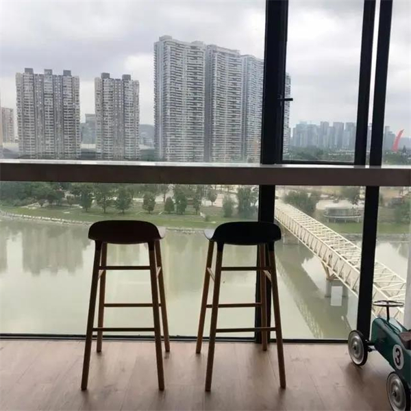 福临门世家门窗：封个窗，在阳台靠窗位置装个小吧台，惬意
