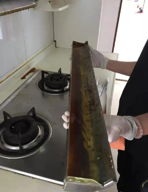 玉叶集成灶：告别油腻，别再让老人困在“油腻”的老厨房！