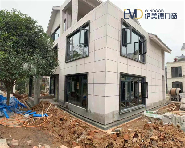 伊美德门窗实例| 客厅门窗这样装，大气又明亮