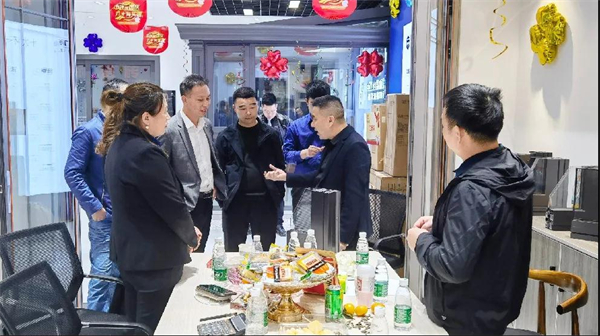 伊盾门窗董事长张龙伟一行走访华东区域店面
