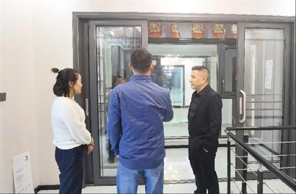 伊盾门窗董事长张龙伟一行走访华东区域店面