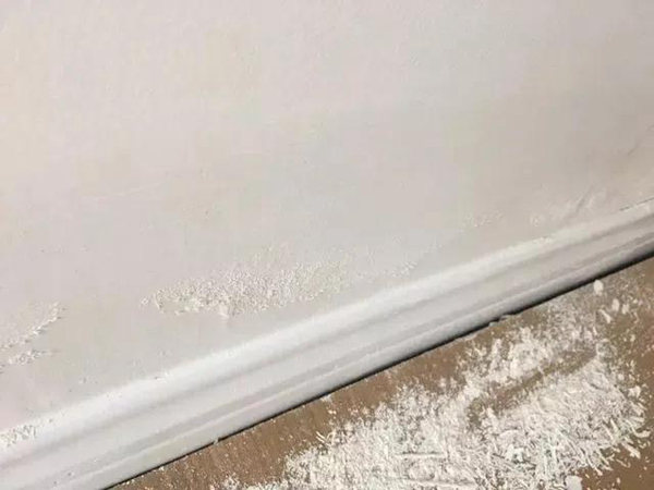 绣工坊，墙面泛碱还能贴墙布吗？