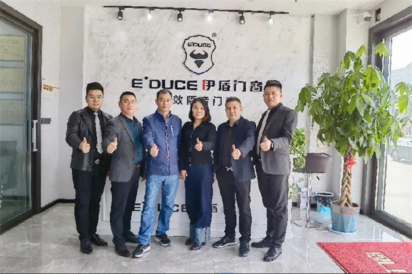 伊盾门窗董事长张龙伟一行走访华东区域店面