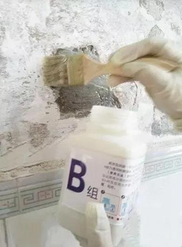 绣工坊，墙面泛碱还能贴墙布吗？