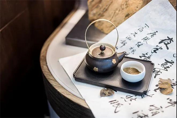 蝶装壁布：精致独幅，短视频演绎下的刺绣精品