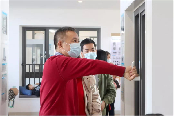 贝克洛系统门窗：保利东郡业主走进总部参加
