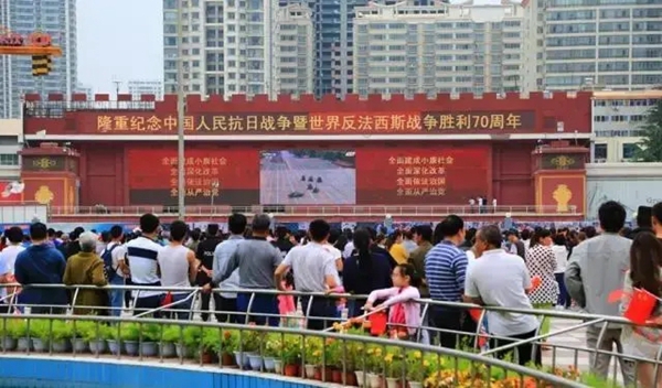 聚焦丨美涂士天然彩真石漆荣登兰州东方红广场，为建筑添彩！