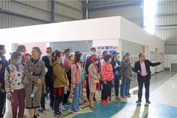 贝克洛系统门窗：保利东郡业主走进总部参加