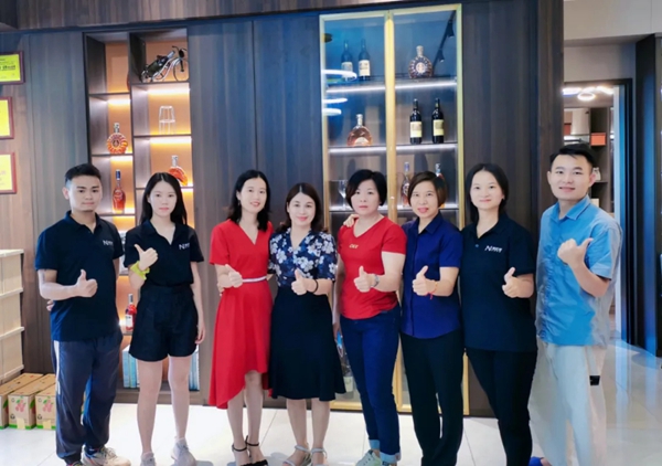 美尼美快装定制个人专访 | 扶一店,稳一店,她用耐心和专业让终端门店“立”起来