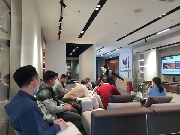 美尼美快装定制个人专访 | 扶一店,稳一店,她用耐心和专业让终端门店“立”起来
