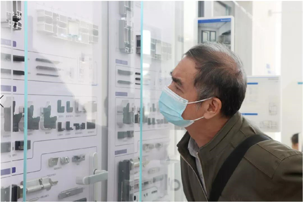 贝克洛系统门窗：保利东郡业主走进总部参加