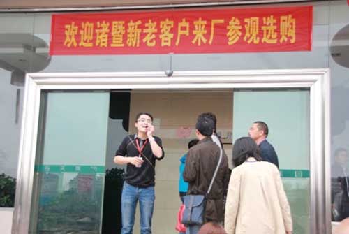 春天木门地板诸暨经销商来厂团购获佳绩