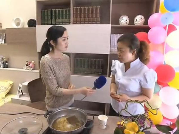 美女记者玩“大”啦 好莱客原态板材可以煲汤喝？！