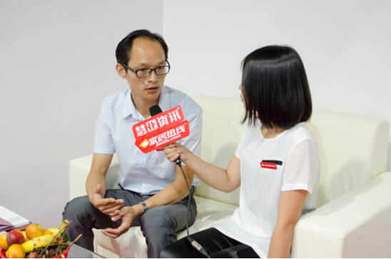 亚丹衣柜建博会上接受慧亚采访 三厂鼎立之势雏形逐现
