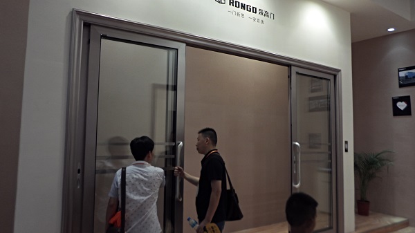 荣高参加2014广州建博会