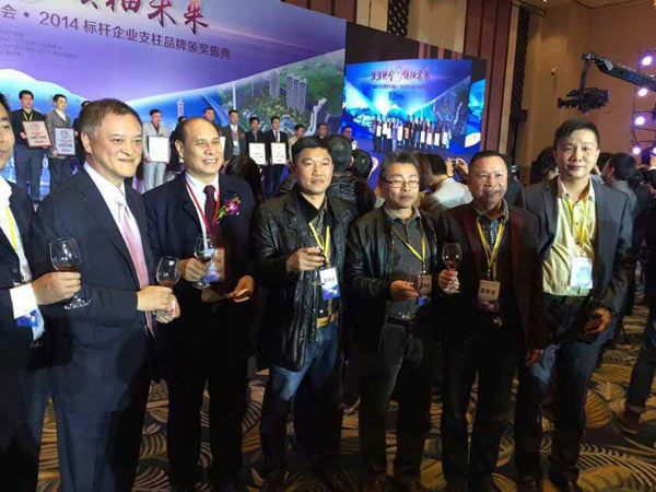 派雅门窗荣获 “广东省地产支柱品牌”大奖 派雅门窗荣获 “广东省地产支柱品牌”大奖
