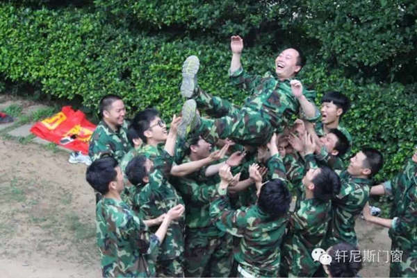 突破自我 熔炼团队 軒尼斯门窗营销团队拓展训练