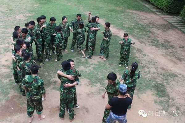 突破自我 熔炼团队 軒尼斯门窗营销团队拓展训练