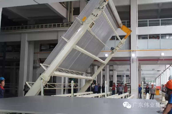 伟业——亚洲产能最大全自动立式氧化电泳生产线启动投产