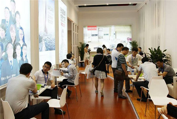 上海建博会开幕 亚丹衣柜荣耀参展