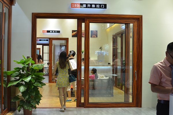 伟业新品惊艳亮相2015广州建博会