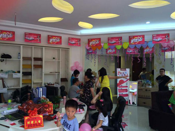 小小微信大显身手——伊百丽·全屋定制平江店隆重开业