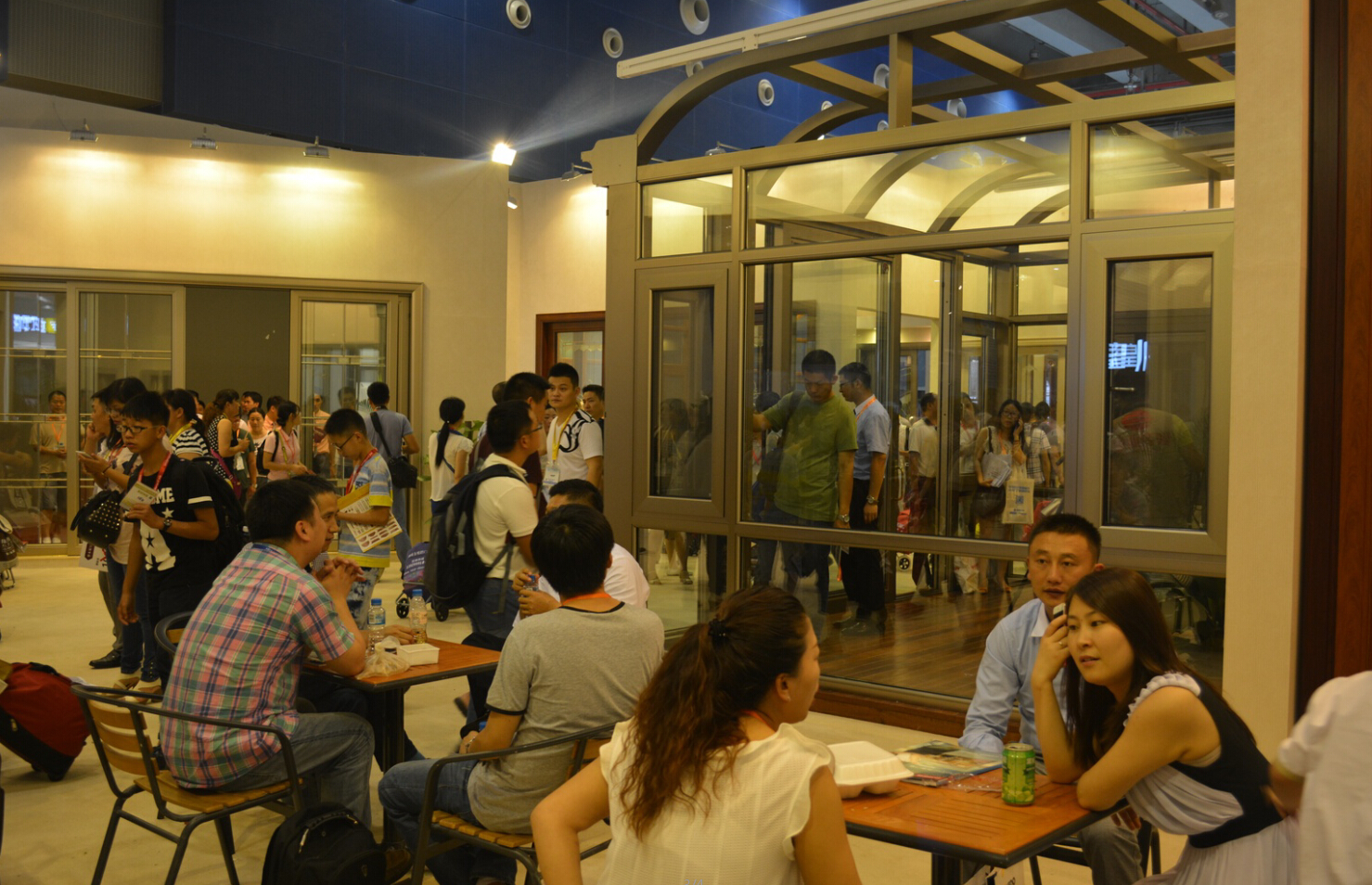 派雅门窗精彩亮相广州建博会，主推重型推拉门