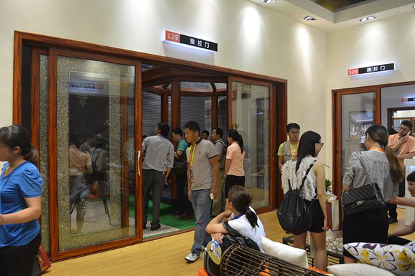 伟业门窗携智能化阳光房精彩亮相广州建博会