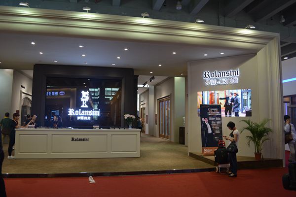 广州建博会上，罗兰西尼纱窗一体化产品反馈度高