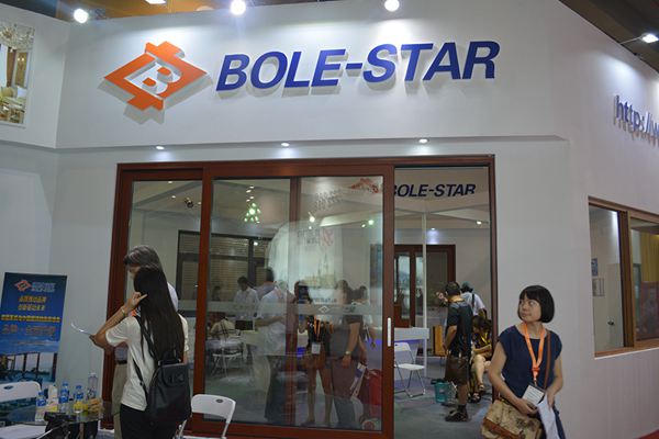 广州建博会上博乐之星执手控制风撑技术，填补了行业空白
