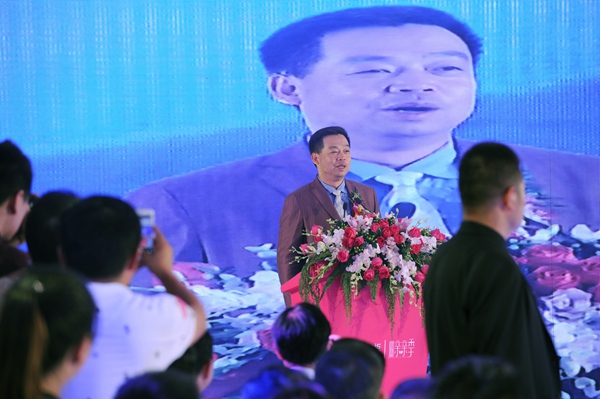 顶固衣柜玩转最燃周末 范爷“亲亲季”现身送“亲亲”