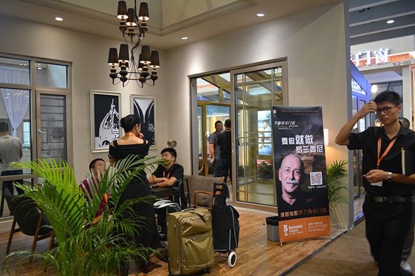 广州建博会上，罗兰西尼纱窗一体化产品反馈度高