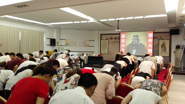 顶固希望小学教职工进行三天封闭式《师道人生》研修
