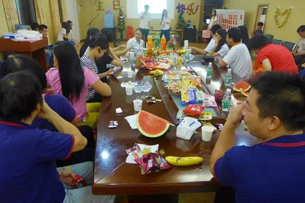 雍兴门业夏日温馨之家员工生日会 雍兴门业夏日温馨之家员工生日会
