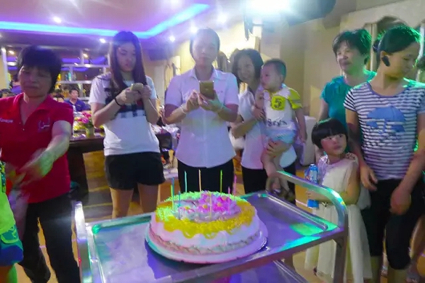 雍兴门业夏日温馨之家员工生日会 雍兴门业夏日温馨之家员工生日会