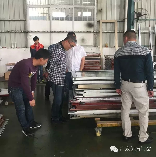顶固集团荣高公司飞宇门窗莅临伊盾门窗参观指导