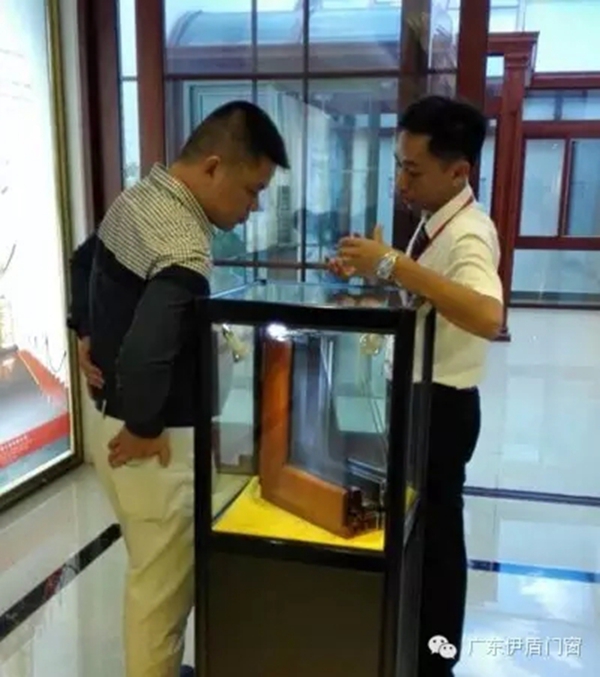 顶固集团荣高公司飞宇门窗莅临伊盾门窗参观指导