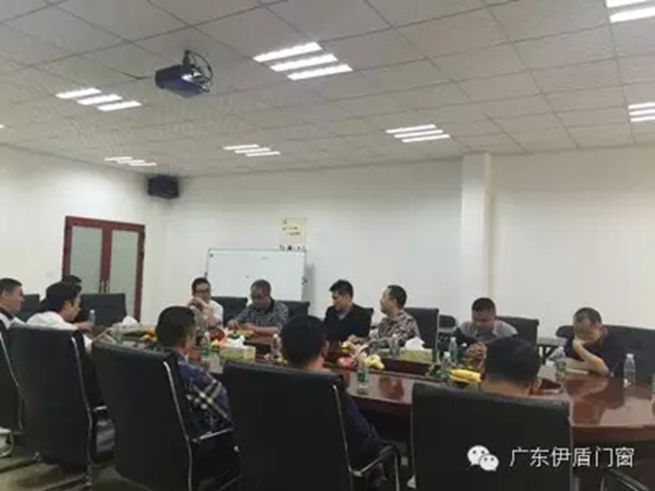 顶固集团荣高公司飞宇门窗莅临伊盾门窗参观指导