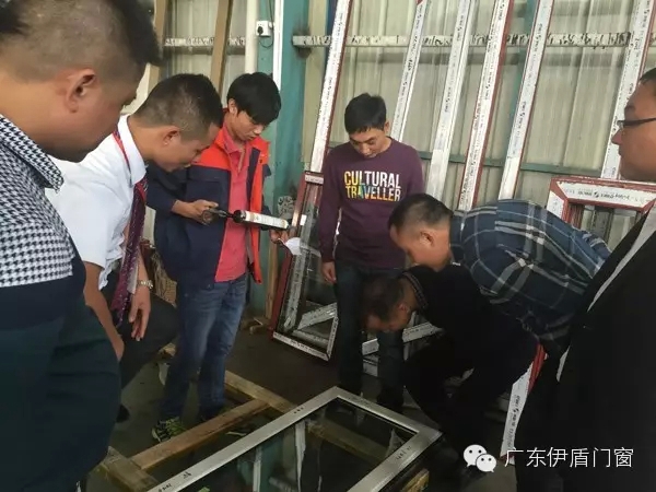 顶固集团荣高公司飞宇门窗莅临伊盾门窗参观指导