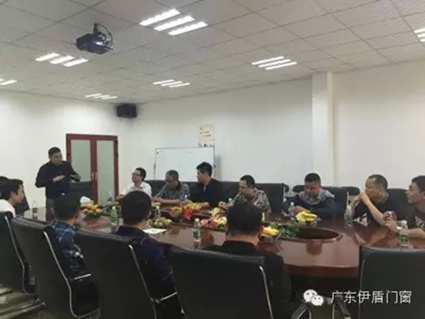 顶固集团荣高公司飞宇门窗莅临伊盾门窗参观指导