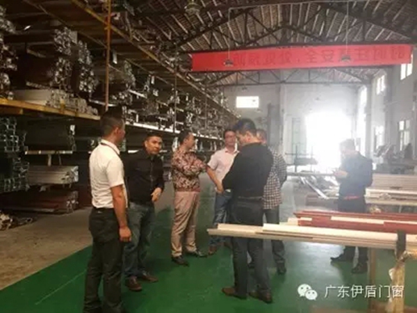 顶固集团荣高公司飞宇门窗莅临伊盾门窗参观指导