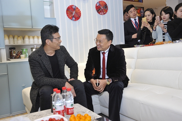 靖哥哥助阵武汉，上演最疯狂签售会