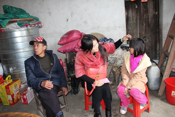 李总亲切慰问探访贫困儿童,传递高登铝业爱心 李总亲切慰问探访贫困儿童,传递高登铝业爱心