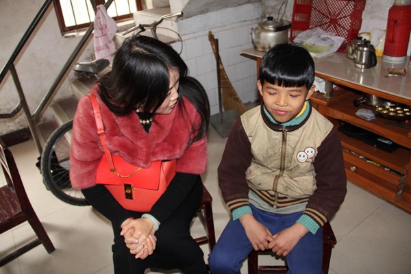 李总亲切慰问探访贫困儿童,传递高登铝业爱心 李总亲切慰问探访贫困儿童,传递高登铝业爱心