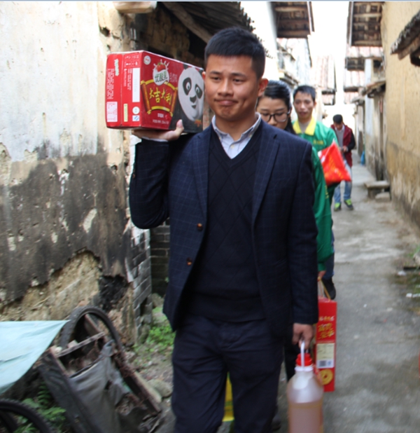 李总亲切慰问探访贫困儿童,传递高登铝业爱心 李总亲切慰问探访贫困儿童,传递高登铝业爱心